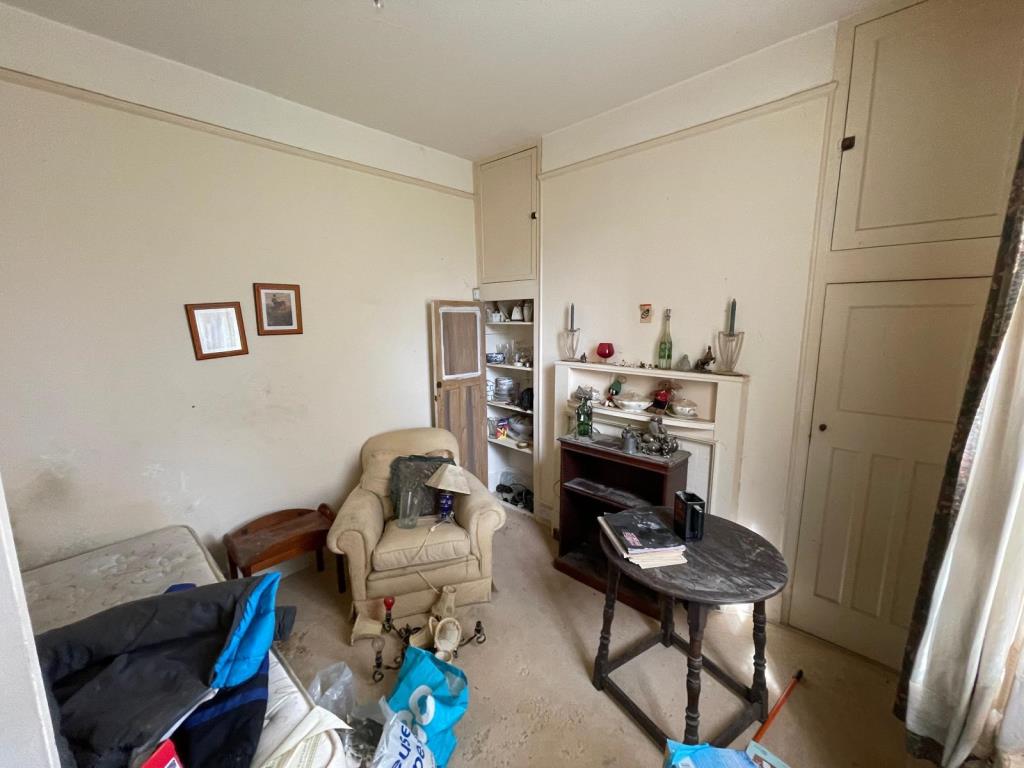 Lot: 37 - FREEHOLD BLOCK TWO LARGE THREE-BEDROOM FLATS - Flat two bedroom two